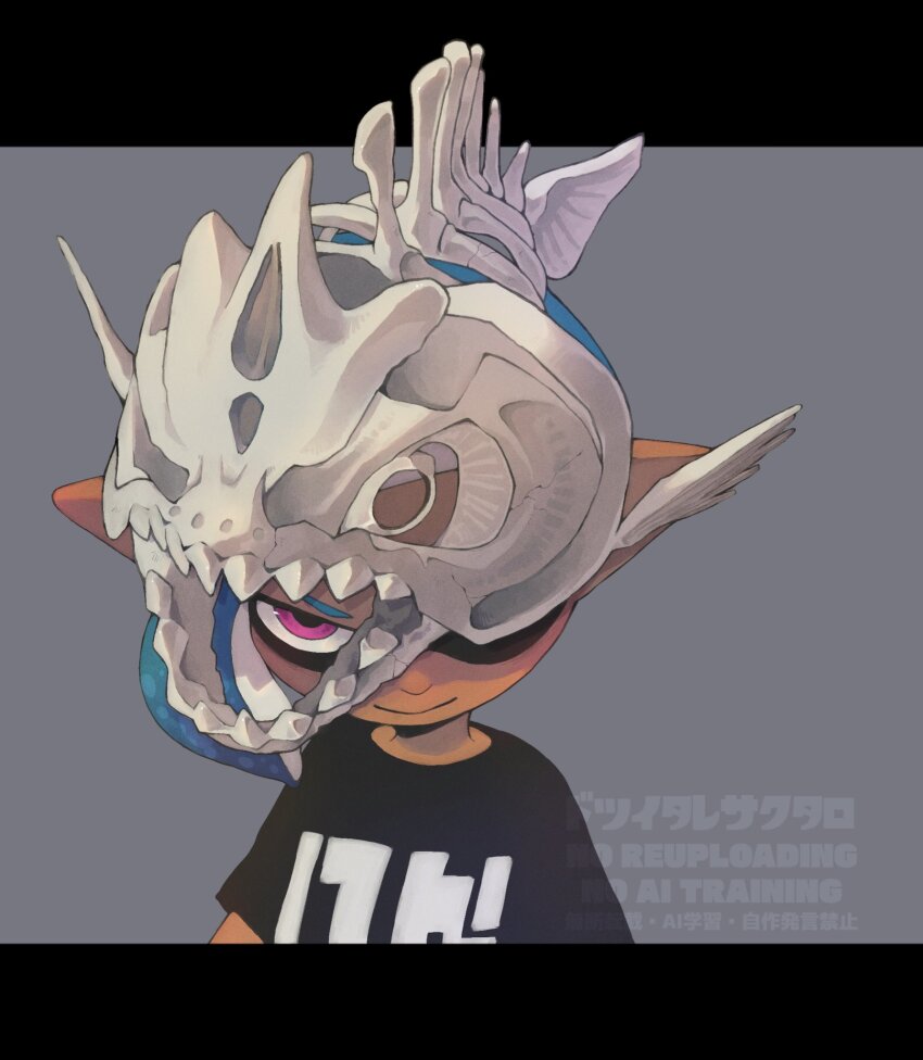 1boy 39_uxue black_shirt closed_mouth commentary_request grey_background highres inkling inkling_boy inkling_player_character letterboxed looking_at_viewer male_focus mask medium_hair nintendo outside_border pink_eyes pointy_ears print_shirt shirt simple_background solo splatoon_(series) splatoon_3 t-shirt tentacle_hair watermark