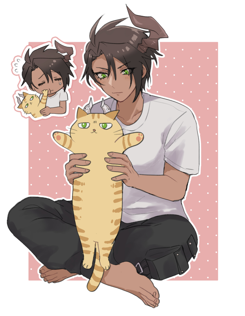 1boy animal aragami_oga barefoot black_hair black_pants border cat chibi crossed_legs dark-skinned_male dark_skin demon_horns green_eyes highres holding holding_animal holding_cat holostars horns mioto_(tsubsq_m) outline pants pink_background shirt short_hair simple_background single_horn solo virtual_youtuber white_border white_outline white_shirt