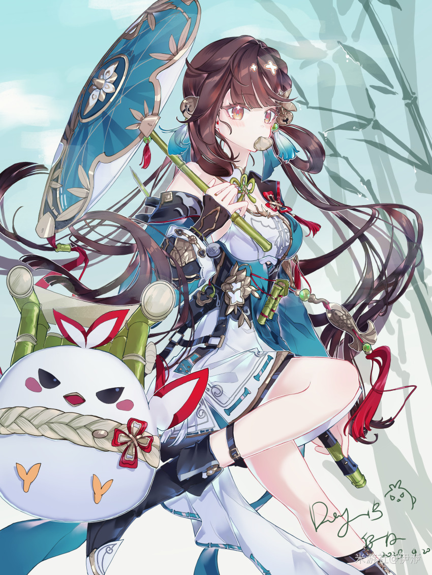 1girl absurdres bamboo bell black_boots black_gloves boots brown_eyes brown_hair chinese_commentary commentary_request dress fingerless_gloves food_in_mouth gloves green_dress hair_bell hair_ornament highres holding holding_umbrella honkai_(series) honkai_impact_3rd jingwei_(bird) li_sushang li_sushang_(peregrine_sword) long_hair miyoushe_watermark parasol signature solo tassel umbrella very_long_hair watermark yi_yi