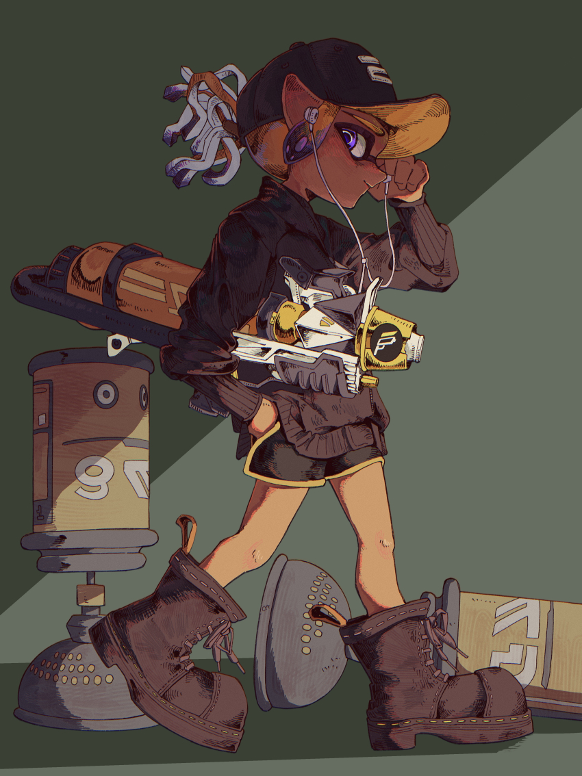 1girl absurdres baseball_cap black_boots black_hat black_jacket black_shorts boots carrying carrying_under_arm commentary_request dark-skinned_female dark_skin earphones full_body green_background hand_in_pocket hat highres inkling inkling_girl inkling_player_character jacket long_sleeves looking_at_viewer multicolored_hair nintendo orange_hair parted_lips pointy_ears profile purple_eyes purple_hair short_hair shorts single_earphone_removed solo sorede_(s0rdneee16) splatoon_(series) splattershot_pro_(splatoon) standing suction_bomb_(splatoon) two-sided_fabric two-sided_headwear white_hair