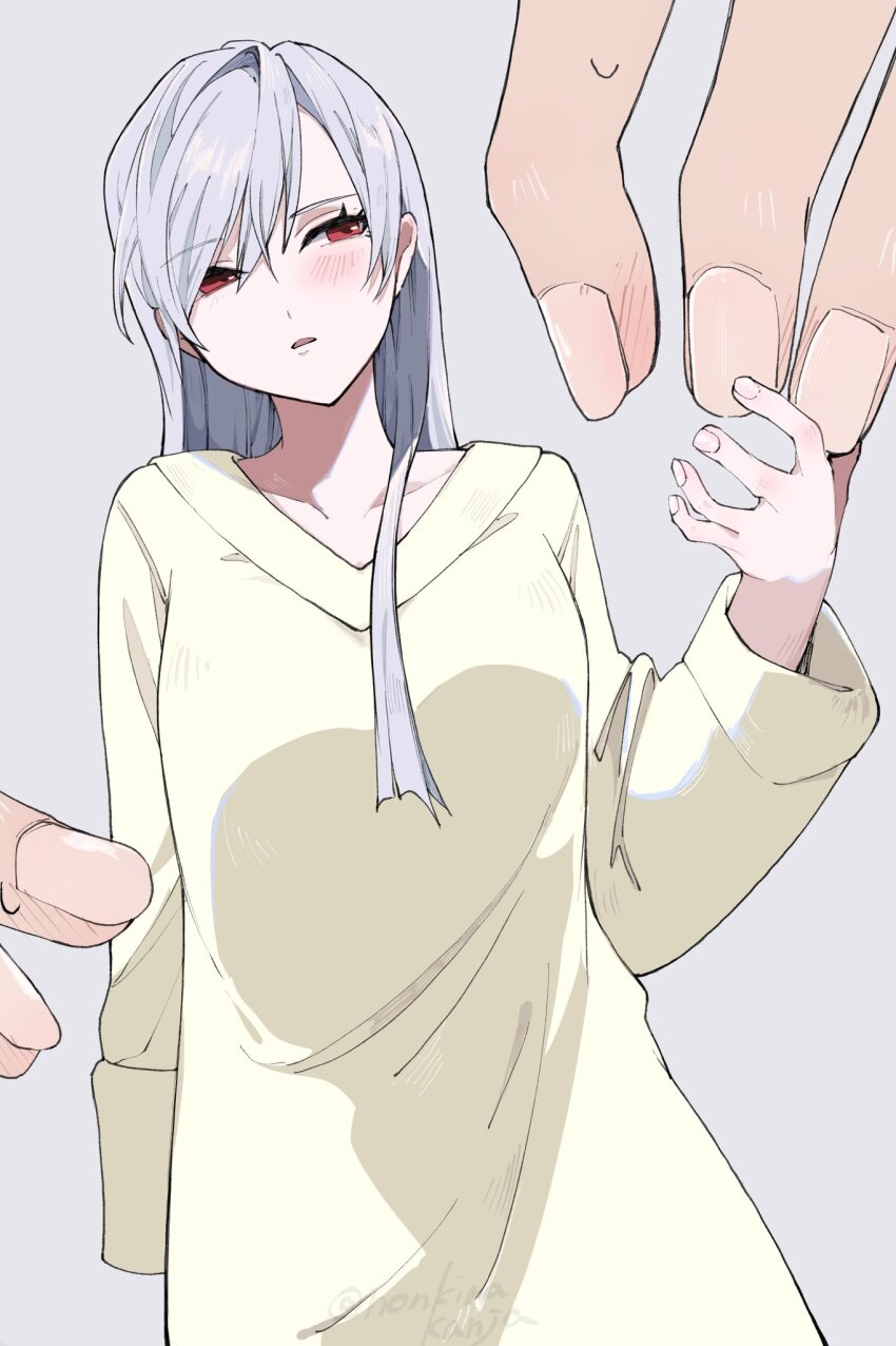 1girl 1other blush commentary eiai_nano grey_background highres kimi_no_koto_ga_dai_dai_dai_dai_daisuki_na_100-nin_no_kanojo long_hair long_sleeves mini_person minigirl nonkinakanja oversized_clothes oversized_shirt parted_lips red_eyes shirt simple_background solo_focus white_hair yellow_shirt