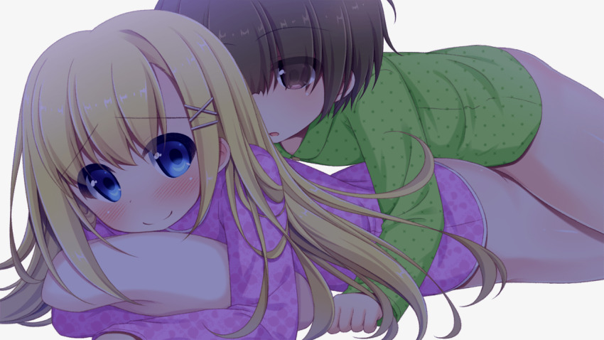 1boy 1girl aoi_aruma blonde_hair blue_eyes blush bottomless boy_on_top brown_eyes brown_hair claudia_nimbus_(jissai_no_tokoro) embarrassed from_side game_cg green_pajamas grey_background hair_between_eyes hair_ornament hair_over_eyes hairclip hugging_object jissai_no_tokoro large_variant_set long_bangs long_hair long_sleeves looking_back lying lying_on_person on_stomach pajamas parted_lips pillow pillow_hug pink_pajamas polka_dot polka_dot_shirt raised_inner_eyebrows shirt short_hair sidelocks simple_background smile tareme third-party_source variant_set very_long_hair x_hair_ornament yorino_shizuru_(jissai_no_tokoro)