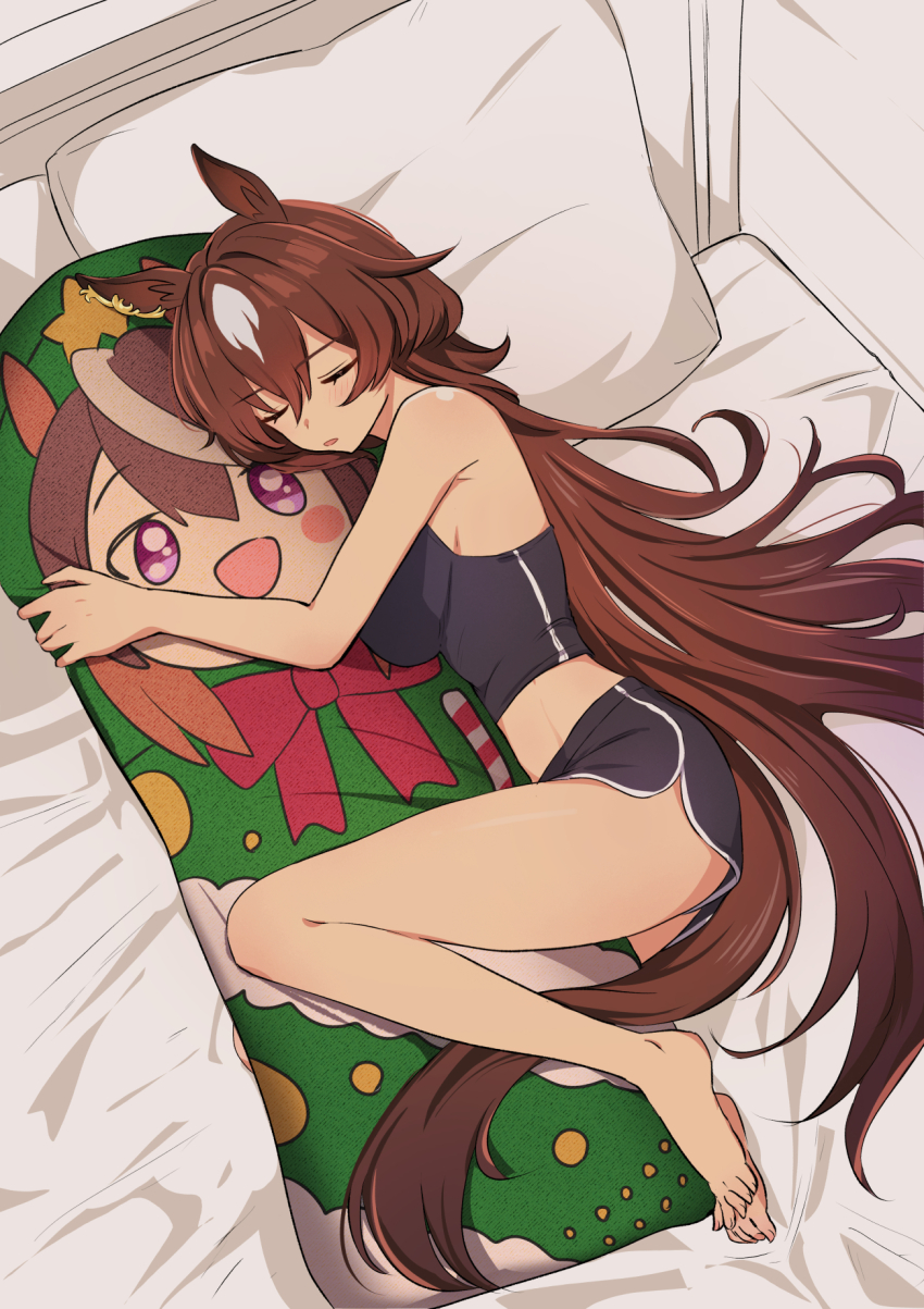 1girl animal_ears barefoot bed bed_sheet black_shorts black_tank_top breasts brown_hair closed_mouth dakimakura_(object) dolphin_shorts ear_ornament hair_between_eyes head_tilt highres horse_ears horse_girl hugging_object large_breasts long_hair looking_at_viewer lying multicolored_hair on_side pillow pillow_hug sasaki_(glass1138) shorts sideboob sirius_symboli_(umamusume) smile solo streaked_hair symboli_rudolf_(christmas_emperor_tree)_(umamusume) symboli_rudolf_(umamusume) tank_top translation_request umamusume very_long_hair white_hair
