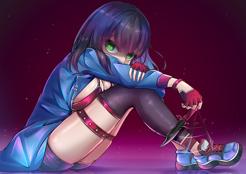 1girl absurdres afterimage bandeau black_hair black_leg_warmers blue_jacket blue_shoes blue_shorts breasts chaos_zero_nightmare cleavage commentary empty_eyes fingerless_gloves full_body gloves green_eyes hair_between_eyes highres holding holding_knife jacket knees_up knife large_breasts leg_warmers lilean long_sleeves looking_at_viewer medium_hair multicolored_hair open_clothes open_jacket red_bandeau red_gloves shaded_face shadow shoes short_shorts shorts sidelocks single_leg_warmer sitting skindentation sneakers solo swinging_weapon thigh_strap tressa_(chaos_zero_nightmare) twitter_username two-tone_hair