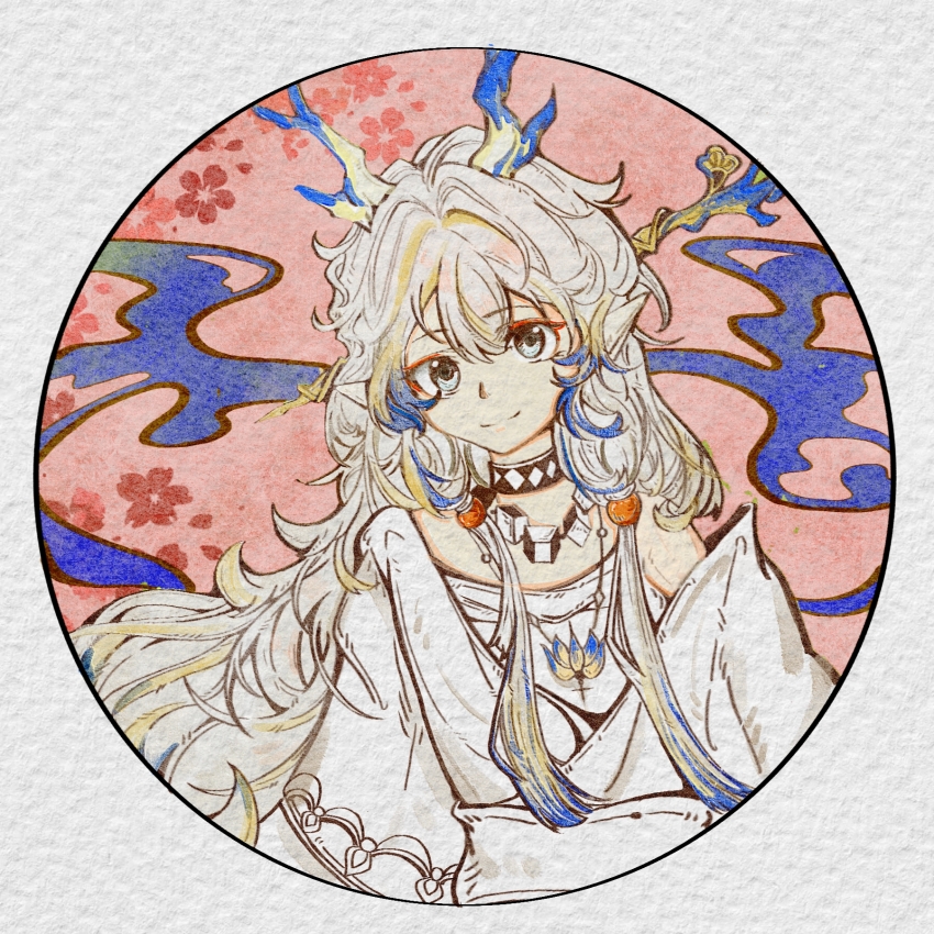1girl ambience_synesthesia arknights bare_shoulders black_choker blonde_hair blue_hair chinese_commentary choker closed_mouth commentary_request dragon_girl dragon_horns dress grey_eyes hair_between_eyes highres horns jewelry long_hair looking_at_viewer mozexuan multicolored_hair necklace off_shoulder official_alternate_costume pointy_ears round_image shu_(arknights) shu_(bingwenyuyou)_(arknights) smile solo split_mouth traditional_media white_choker white_dress white_hair