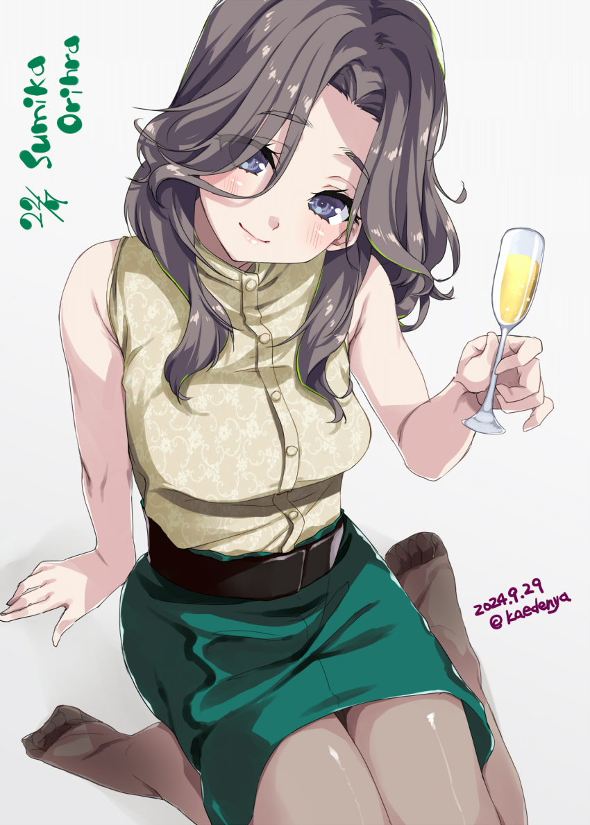 1girl 22/7 artist_name belt black_belt brown_pantyhose champagne_flute character_name closed_mouth cup curtained_hair dated drinking_glass from_above green_skirt grey_hair hand_on_ground highres holding holding_cup kisairo_kaede long_hair looking_at_viewer no_shoes orihara_sumika pantyhose parted_bangs purple_eyes shirt simple_background sitting skirt sleeveless sleeveless_shirt smile solo wariza wavy_hair white_background