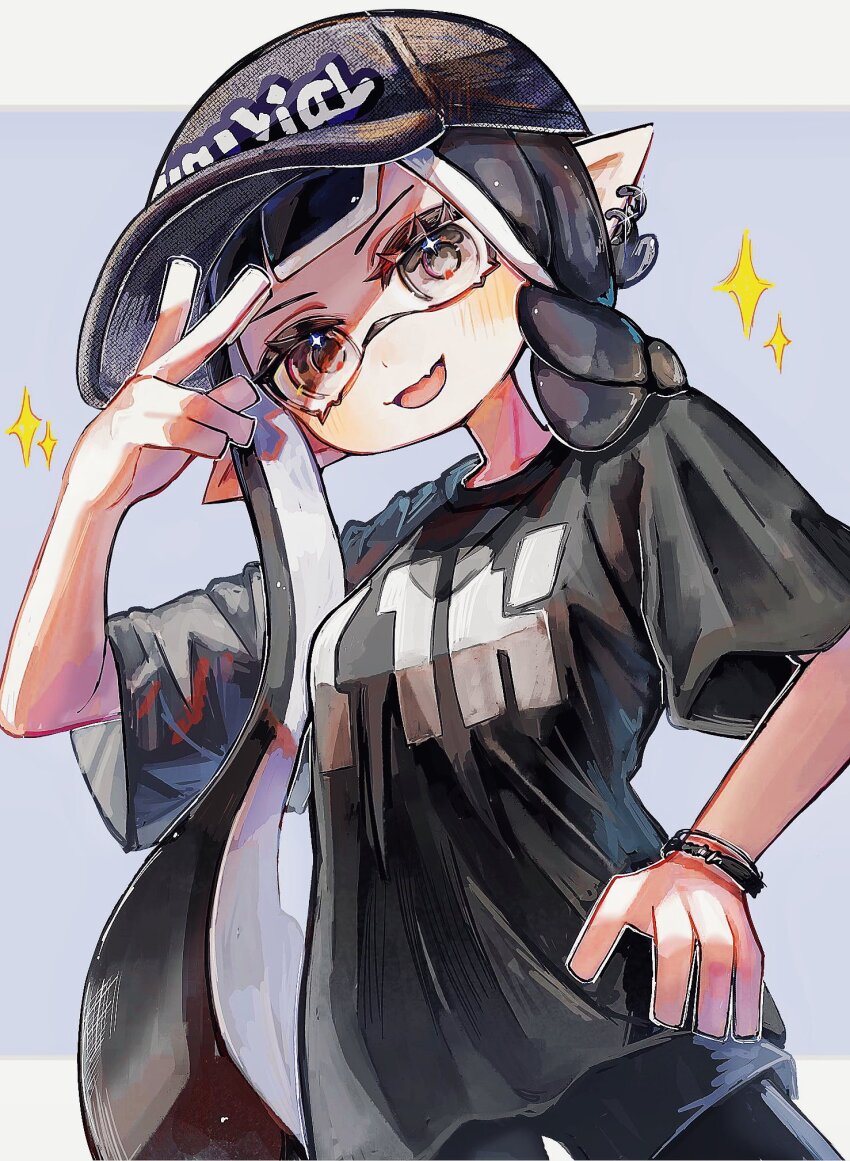 1girl black_eyes black_hair black_hat black_shirt commentary eyelashes hand_on_own_hip hashtag-only_commentary hat highres inkling inkling_girl inkling_player_character kodak_painter long_hair nintendo open_mouth pointy_ears print_hat print_shirt shirt smile solo sparkle splatoon_(series) splatoon_3 t-shirt tentacle_hair v