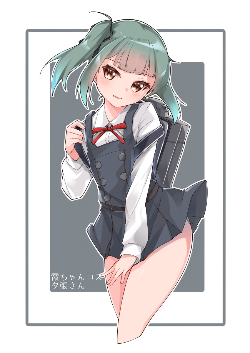 1girl alternate_costume belt black_dress blush brown_eyes buttons commentary_request cosplay cropped_legs dress green_hair hair_ribbon highres kantai_collection kasumi_(kancolle) kasumi_(kancolle)_(cosplay) kasumi_kai_ni_(kancolle) long_hair long_sleeves looking_at_viewer parted_lips pinafore_dress red_ribbon ribbon school_uniform shirt side_ponytail simple_background sleeveless sleeveless_dress solo uut white_shirt yuubari_(kancolle)
