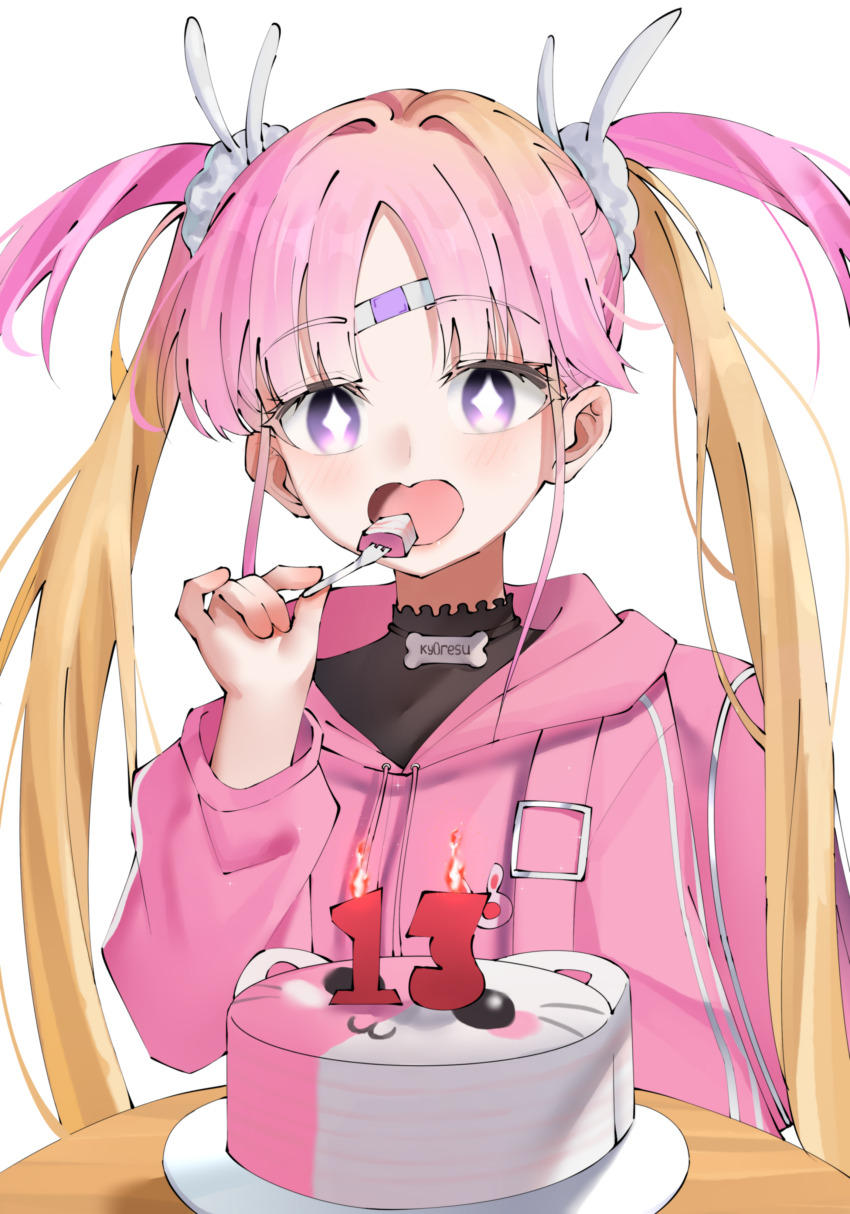 1girl absurdres arm_at_side backpack bag bandaid bandaid_on_face bandaid_on_forehead birthday_cake black_shirt blonde_hair bright_pupils cake cake_slice character_name commentary commission curled_fingers diamond-shaped_pupils diamond_(shape) english_commentary flat_sasa food fork hair_intakes hair_ornament hair_scrunchie hand_up high_collar highres holding holding_fork hood hood_down hooded_jacket imminent_eating indie_virtual_youtuber jacket kyopi_(kyoresu) kyoresu light_blush long_hair long_sleeves looking_at_viewer multicolored_hair open_mouth parted_bangs pink_bag pink_hair pink_hood pink_jacket plate purple_eyes round_table scrunchie second-party_source shirt simple_background solo straight_hair symbol-shaped_pupils table track_jacket transparent_background twintails two-tone_hair upper_body vgen_commission virtual_youtuber white_pupils white_scrunchie wooden_table