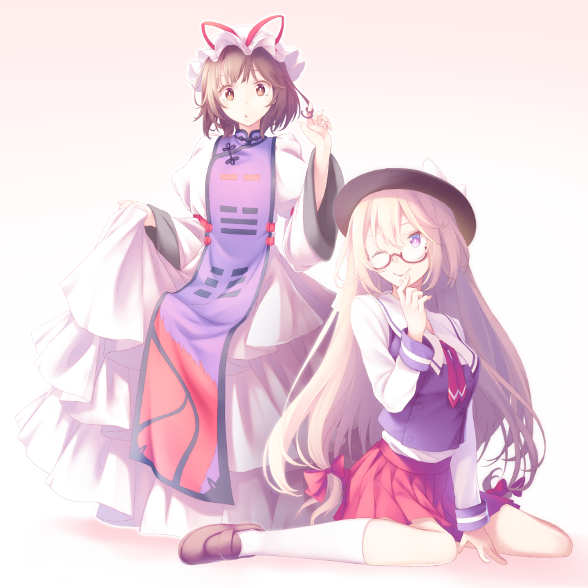 2girls ;&gt; arched_back arm_garter between_legs black_hat blonde_hair bow breasts brown_eyes brown_footwear brown_hair commentary_request cosplay costume_switch dress eyebrows eyelashes fedora finger_to_own_chin fingernails frilled_dress frills glasses gradient_background hair_between_eyes hair_ribbon hand_between_legs hat hat_bow hat_ribbon high_collar highres juliet_sleeves kneehighs large_breasts layered_dress long_dress long_hair long_sleeves looking_at_viewer midorino_eni miniskirt mob_cap multiple_girls neckerchief pink_background pleated_skirt puffy_sleeves purple_eyes purple_vest red-framed_eyewear red_ribbon red_skirt ribbon school_uniform semi-rimless_eyewear serafuku shadow shoes short_hair sitting skirt skirt_hold sleeve_cuffs smile socks standing tabard touhou triangle_mouth trigram twirling_hair usami_sumireko usami_sumireko_(cosplay) vest wariza white_background white_bow white_dress white_hat white_legwear wide_sleeves yakumo_yukari yakumo_yukari_(cosplay)
