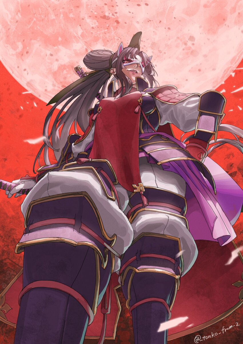 1girl armor black_hair broken_mask fate/grand_order fate_(series) from_below full_moon grin hat highres japanese_armor kote kurokote kusazuri looking_at_viewer mask moon purple_lips red_sky sky smile solo suneate sword taira_no_kagekiyo_(fate) taira_no_kagekiyo_(first_ascension)_(fate) tate_eboshi tonko_from weapon weapon_on_back