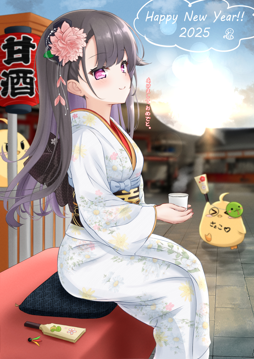 1girl 2025 absurdres azur_lane black_hair blush closed_mouth floral_print floral_print_kimono flower hair_flower hair_ornament happy_new_year highres japanese_clothes kimono looking_at_viewer manjuu_(azur_lane) new_year paashe pamiat_merkuria_(azur_lane) pink_flower pink_hair print_kimono sitting smile translation_request white_kimono
