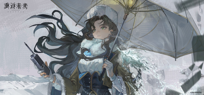 1girl absurdres black_hair brown_jacket copyright_name copyright_notice equilibrium_umbrella floating_hair fur_scarf gloves green_eyes grey_sky hands_up hat high-waist_skirt highres hofmann_knot holding holding_umbrella holding_walkie-talkie jacket light_bulb logo long_hair looking_afar moldir_(reverse:1999) mountainous_horizon official_art parted_lips partially_fingerless_gloves reverse:1999 scarf skirt sky snow solo sweater umbrella upper_body ushanka very_long_hair walkie-talkie water_drop white_gloves white_hat white_scarf white_sweater
