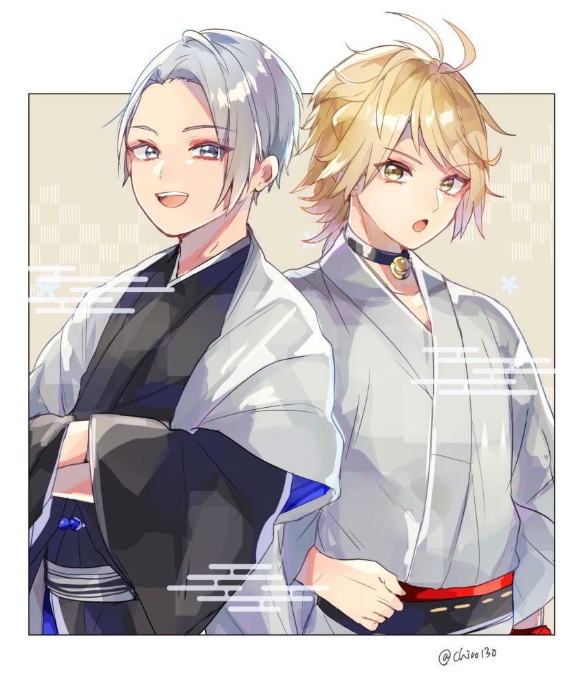 2boys :d bell blonde_hair blue_eyes collar egasumi hands_in_opposite_sleeves highres japanese_clothes kimono male_focus multiple_boys nansen_ichimonji neck_bell open_mouth shirano_akihiro silver_hair smile touken_ranbu twitter_username yamanbagiri_chougi yellow_eyes yukata