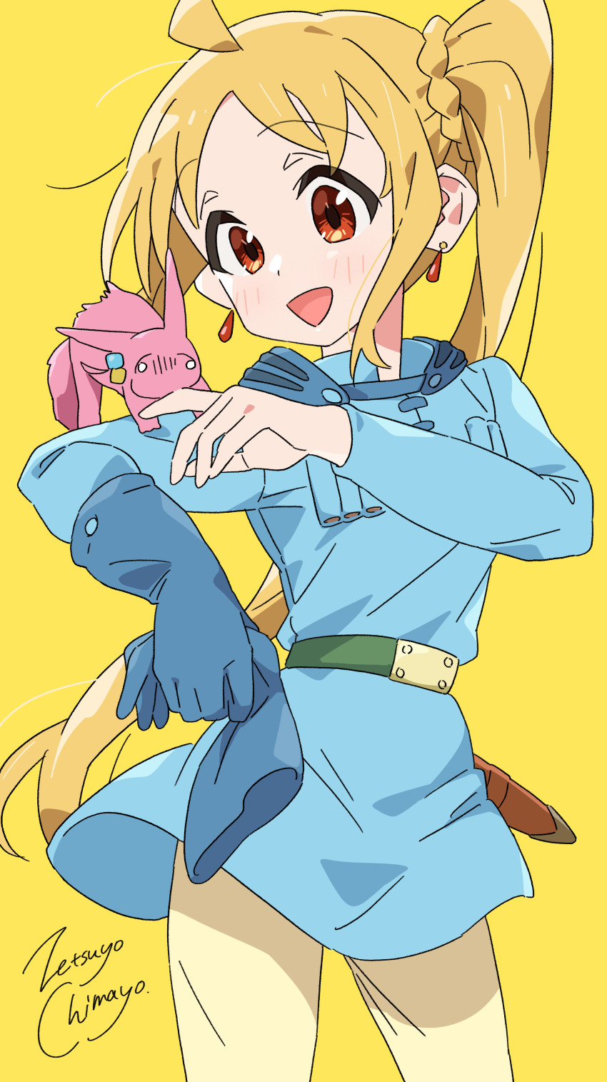 1girl :d absurdres artist_name belt blonde_hair blue_gloves blue_jacket blush bocchi_the_rock! commentary_request cosplay gloves gotoh_hitori green_belt highres ijichi_nijika jacket kaze_no_tani_no_nausicaa long_hair nausicaa nausicaa_(cosplay) open_mouth pants red_eyes side_ponytail simple_background smile teto_(nausicaa) teto_(nausicaa)_(cosplay) yellow_background yellow_pants zetsuyo_chimayo