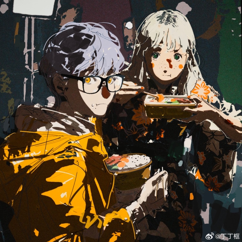 1boy 1girl ami_(fusheng_yi_xi) blonde_hair blue_eyes chopsticks eating food food_on_face from_side fusheng_yi_xi glasses grey_hair highres holding holding_chopsticks jacket japanese_clothes kimono looking_at_viewer markings_on_cheeks mia_(fusheng_yi_xi) sheya_tin stage_lights watermark weibo_username weibo_watermark yellow_eyes yellow_jacket