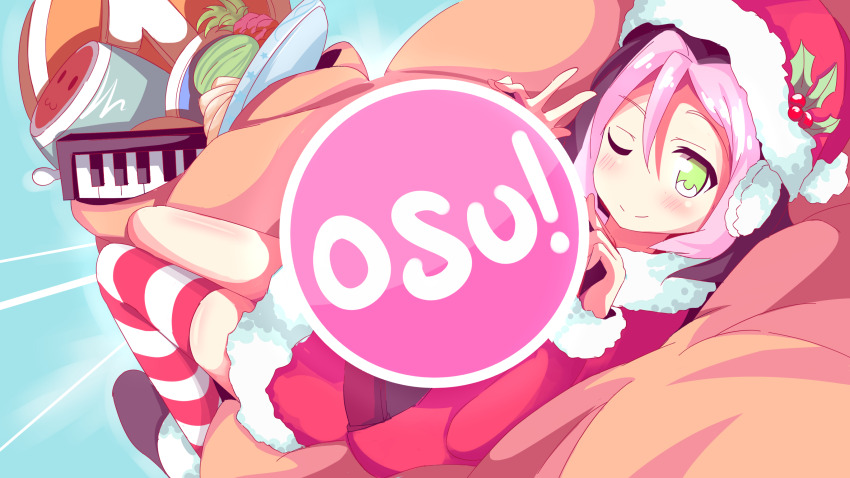 1girl aqua_background bag black_hair blush christmas dress green_eyes hat highres instrument keyboard_(instrument) looking_at_viewer multicolored_hair one_eye_closed osu! phibonnachee pink_hair pippi_(osu!) santa_costume santa_dress santa_hat short_hair single_thighhigh sitting smile solo taiko_no_tatsujin thighhighs two-tone_hair w wada_don