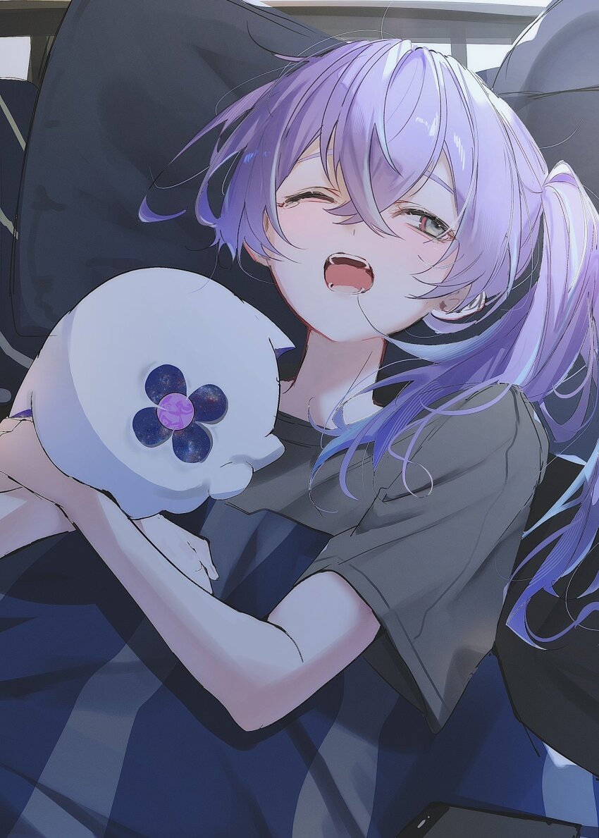 1boy bed_sheet blanket blue_hair grey_eyes grey_shirt highres hoshirube_sho kokuto_(bsmilk) long_hair looking_to_the_side lying male_focus multicolored_hair nijisanji on_back on_bed one_eye_closed open_mouth otomo_(hoshirube_sho) pillow ponytail purple_hair shirt short_sleeves solo streaked_hair trap two-tone_hair upper_body virtual_youtuber yawning