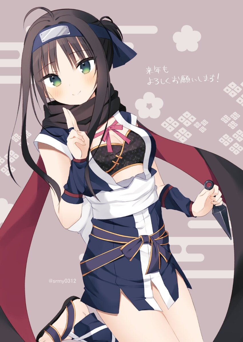 1girl ahoge aiyan arm_warmers back_bow black_hair black_scarf blue_arm_warmers blue_kimono blush bow breasts brown_background cleavage closed_mouth commentary_request eyes_visible_through_hair foot_out_of_frame forehead_protector green_eyes hand_up highres hitachi_mako holding holding_weapon japanese_clothes kimono kuji-in kunai looking_at_viewer nengajou new_year ninja ponytail red_scarf sandals sash scarf senren_banka short_hair_with_long_locks short_ponytail simple_background sleeveless sleeveless_kimono smile solo standing standing_on_one_leg translation_request tsurime twitter_username two-sided_scarf two_side_up weapon white_bow white_sash