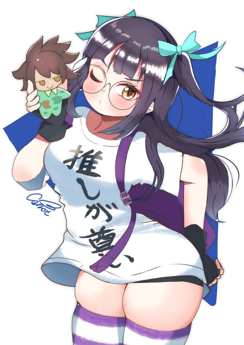 1girl artist_name backpack bag black_gloves black_hair blue_ribbon breasts carrot_summer clothes_writing eyelashes fingerless_gloves glasses gloves hair_ribbon hand_up highres horizontal-striped_thighhighs long_hair long_shirt medium_breasts one_eye_closed purple_bag ribbon round_eyewear shin_subarashiki_kono_sekai shirt short_sleeves skindentation solo striped_clothes striped_thighhighs subarashiki_kono_sekai thick_thighs thighhighs thighs two_side_up usui_nagi v-shaped_eyebrows white_shirt yellow_eyes