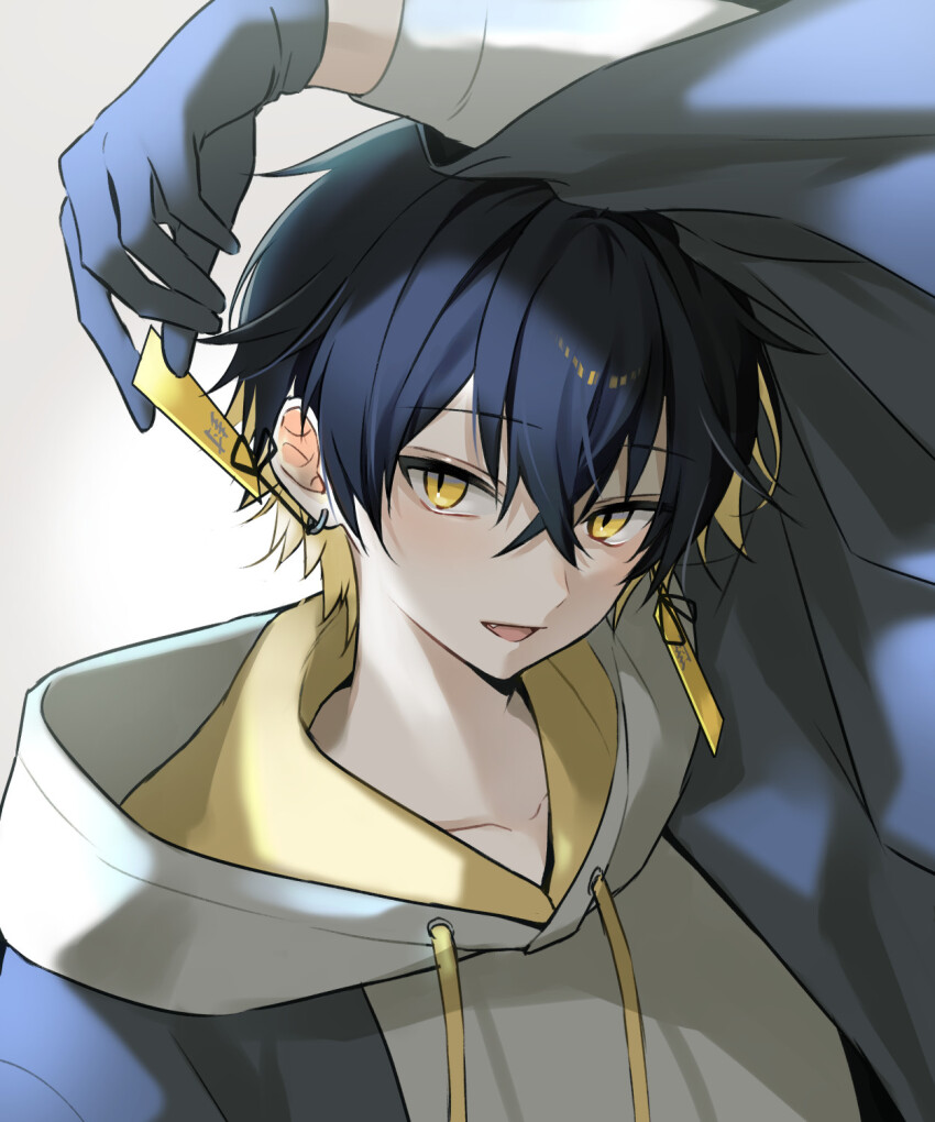 1boy backlighting bishounen black_gloves black_hair blonde_hair earrings gloves hair_between_eyes highres holostars hood hoodie jewelry looking_at_viewer luma8b male_focus mismatched_earrings multicolored_hair open_mouth short_hair slit_pupils solo upper_body virtual_youtuber white_background white_hoodie wide_sleeves yatogami_fuma yatogami_fuma_(1st_costume) yellow_eyes
