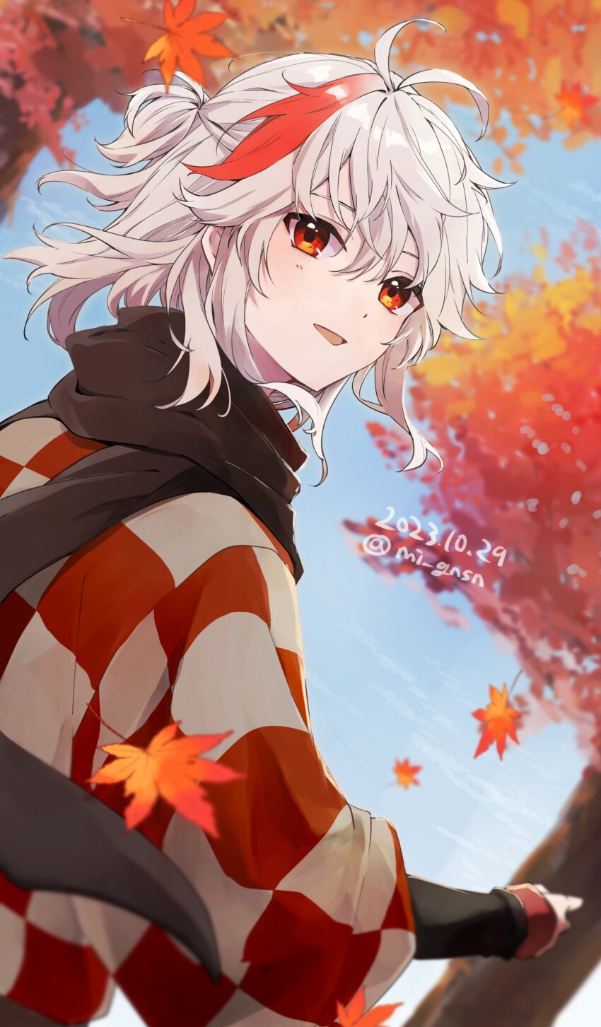 1boy absurdres antenna_hair autumn autumn_leaves black_scarf black_sleeves blue_sky checkered_clothes checkered_kimono cloud commentary_request dated day dot_nose dutch_angle falling_leaves from_behind genshin_impact grey_hair hair_between_eyes highres japanese_clothes kaedehara_kazuha kimono layered_sleeves leaf light_blush long_hair long_sleeves looking_at_viewer looking_back male_focus mi_gnsn multicolored_hair open_mouth outdoors outstretched_arm ponytail red_eyes red_hair red_kimono red_sleeve_cuffs scarf short_ponytail sky sleeves_past_wrists smile solo streaked_hair tree twitter_username two-tone_kimono upper_body white_background wide_sleeves