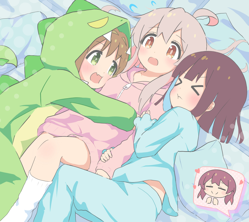 &gt;_&lt; 3girls :d :o :t absurdres ahoge arm_hug bed_sheet blue_hair blue_pajamas brown_eyes brown_hair cafe_(owleelcafe) cheek_squash chibi closed_eyes colored_inner_hair commentary cosplay dinosaur_costume fang flying_sweatdrops futon genderswap genderswap_(mtf) girl_sandwich green_eyes grey_hair hair_between_eyes hair_spread_out heart highres himejoshi hood hood_down hood_up hoodie hozuki_momiji hug indoors kigurumi kneehighs light_blush long_hair long_sleeves lying medium_hair multicolored_hair multiple_girls murosaki_miyo on_back on_side onesie onii-chan_wa_oshimai! open_mouth oyama_mahiro pajamas pillow pink_hair pink_hoodie sandwiched skin_fang smile socks two-tone_hair white_socks xt yuri zipper_pull_tab