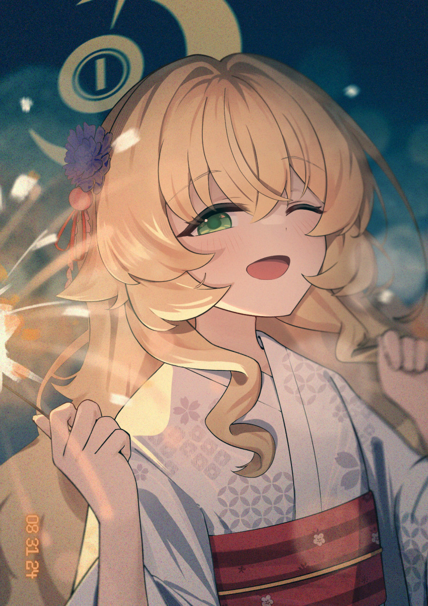 1girl alternate_costume blonde_hair blue_archive ciza_gomi clenched_hands dated fireworks flower green_eyes hair_between_eyes hair_flower hair_ornament halo highres holding holding_fireworks japanese_clothes kimono long_hair looking_at_viewer obi one_eye_closed open_mouth professor_niyaniya_(blue_archive) sash senkou_hanabi sidelocks smile solo sparkler upper_body white_kimono yellow_halo yukata