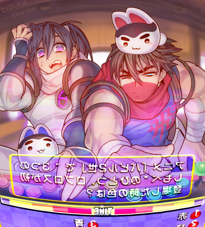 2boys :/ absurdres aqua_eyes arcade_cabinet black_hair brown_hair commentary_request dated hair_between_eyes highres leo_tail long_hair male_focus mask mouth_mask multiple_boys open_mouth ponytail purple_eyes red_mask red_scarf scarf short_hair squinting strider_(video_game) strider_hien strider_hiryuu sweat teeth toned toned_male twitter_username upper_teeth_only