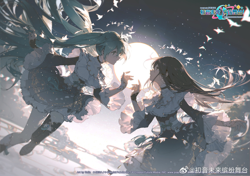 2girls asymmetrical_legwear bird black_hair chinese_commentary chinese_text cloud copyright_logo copyright_notice dress frilled_dress frills green_hair hatsune_miku highres hoshino_ichika_(project_sekai) light_particles long_hair looking_at_another moon multiple_girls project_sekai reaching reaching_towards_another rella second-party_source too_many too_many_birds twintails very_long_hair vocaloid
