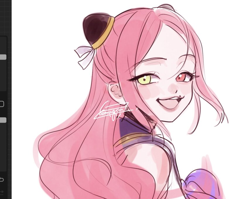 1girl :3 :d art_program_in_frame artist_name assault_lily black_choker blue_sailor_collar blush choker commentary_request detached_sleeves from_side green_eyes hair_between_eyes hairpods hand_up heterochromia highres komuzuka long_hair long_sleeves looking_at_viewer looking_to_the_side mole mole_above_mouth odaiba_girls_high_school_uniform open_mouth parted_bangs portrait red_eyes red_hair sailor_collar school_uniform serafuku shiba_tomoshibi shirt signature simple_background sketch sleeveless sleeveless_shirt sleeves_past_wrists smile solo teeth upper_teeth_only wavy_hair white_background white_shirt