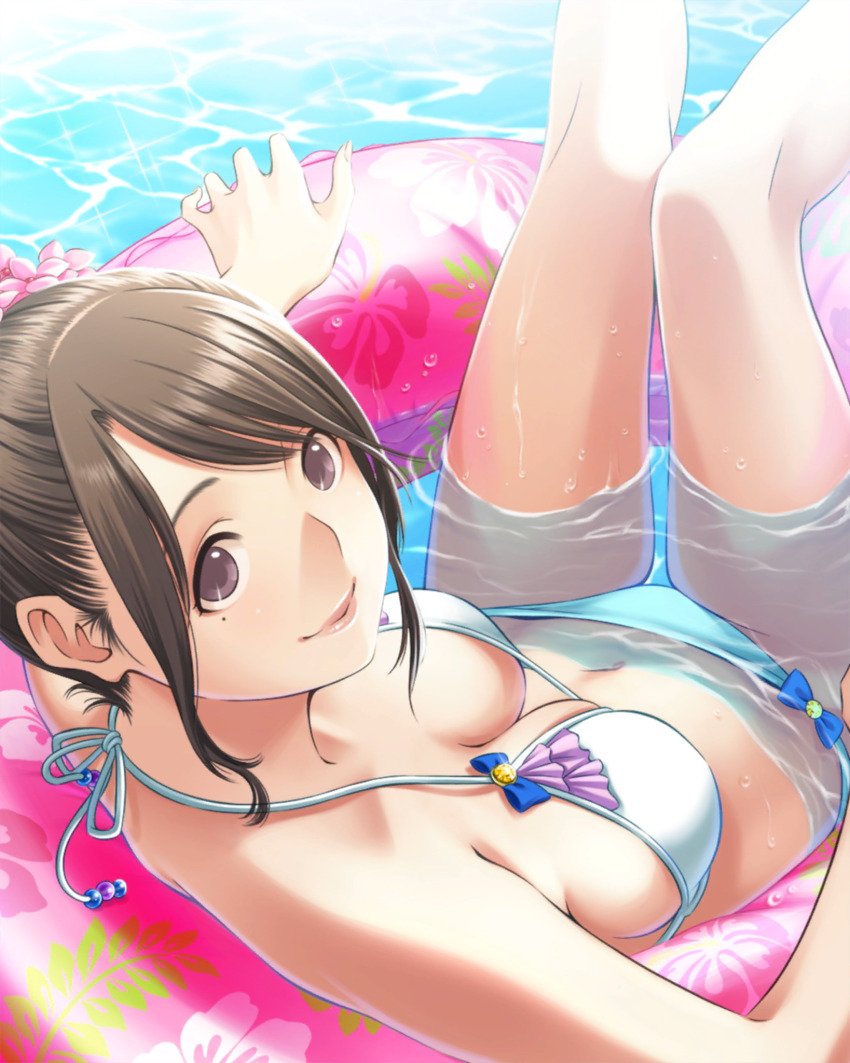 1girl anegasaki_nene aqua_bikini bare_shoulders bikini blush bow bow_bikini breasts brown_hair cleavage collarbone feet_out_of_frame flower from_above from_behind hibiscus highres holding holding_swim_ring innertube large_breasts legs_up looking_at_viewer looking_back looking_up love_plus mole mole_under_eye navel official_alternate_hairstyle official_art on_innertube partially_submerged pigeon-toed pink_innertube pink_lips ponytail print_innertube red_flower short_hair smile solo string_bikini swim_ring swimsuit water wet