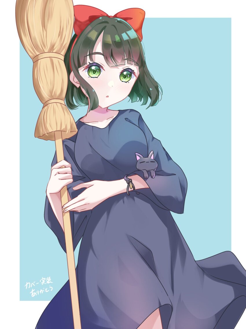 1girl black_cat black_dress black_ribbon blue_background blunt_bangs blunt_ends border bow bow_hairband breasts broom cat collarbone cosplay dress green_eyes green_hair hairband highres holding holding_broom kiki_(majo_no_takkyuubin) kiki_(majo_no_takkyuubin)_(cosplay) large_breasts link!_like!_love_live! love_live! majo_no_takkyuubin medium_dress momose_ginko outside_border red_bow red_hairband ribbon sakari_(pear_8_ll) short_hair simple_background three-quarter_sleeves solo tail tail_ornament tail_ribbon translation_request virtual_youtuber white_border