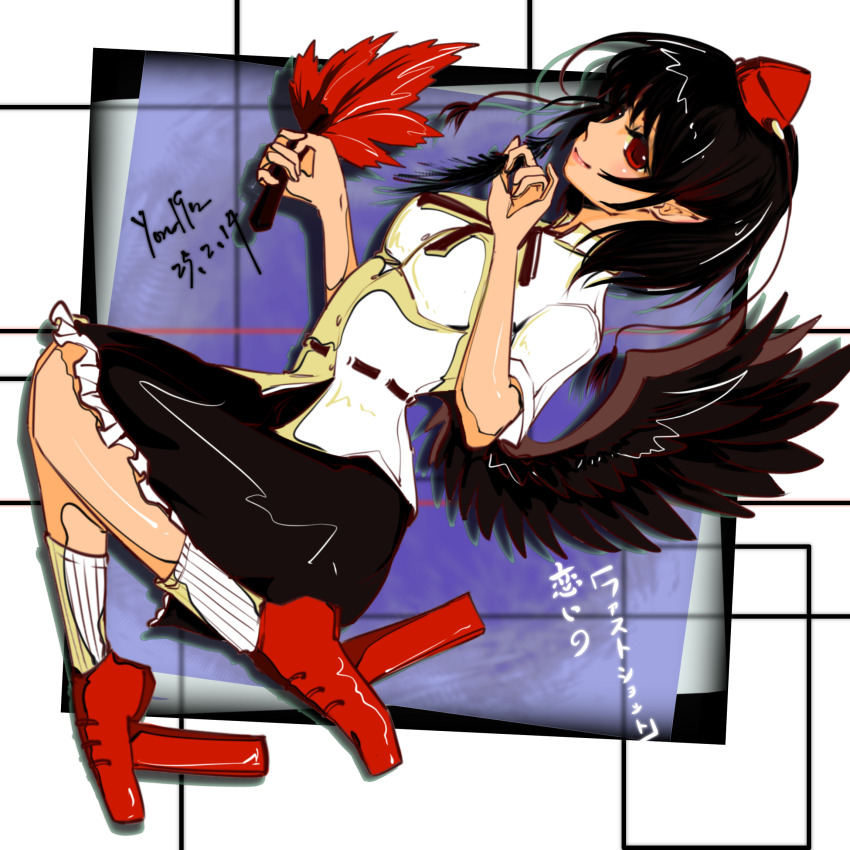1girl black_hair black_wings feathered_wings geta hat highres leaf_fan looking_at_viewer pointy_ears red_eyes shameimaru_aya shirt smile solo tengu-geta tokin_hat touhou white_shirt wings yon_1912