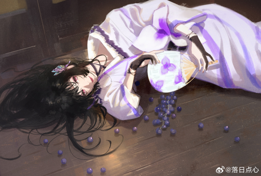 1girl absurdres black_hair food fruit gloves grapes hand_fan highres japanese_clothes kimono light_smile long_hair looking_at_viewer luori_dianxin lying partially_fingerless_gloves path_to_nowhere red_eyes smile solo sumire_(path_to_nowhere)