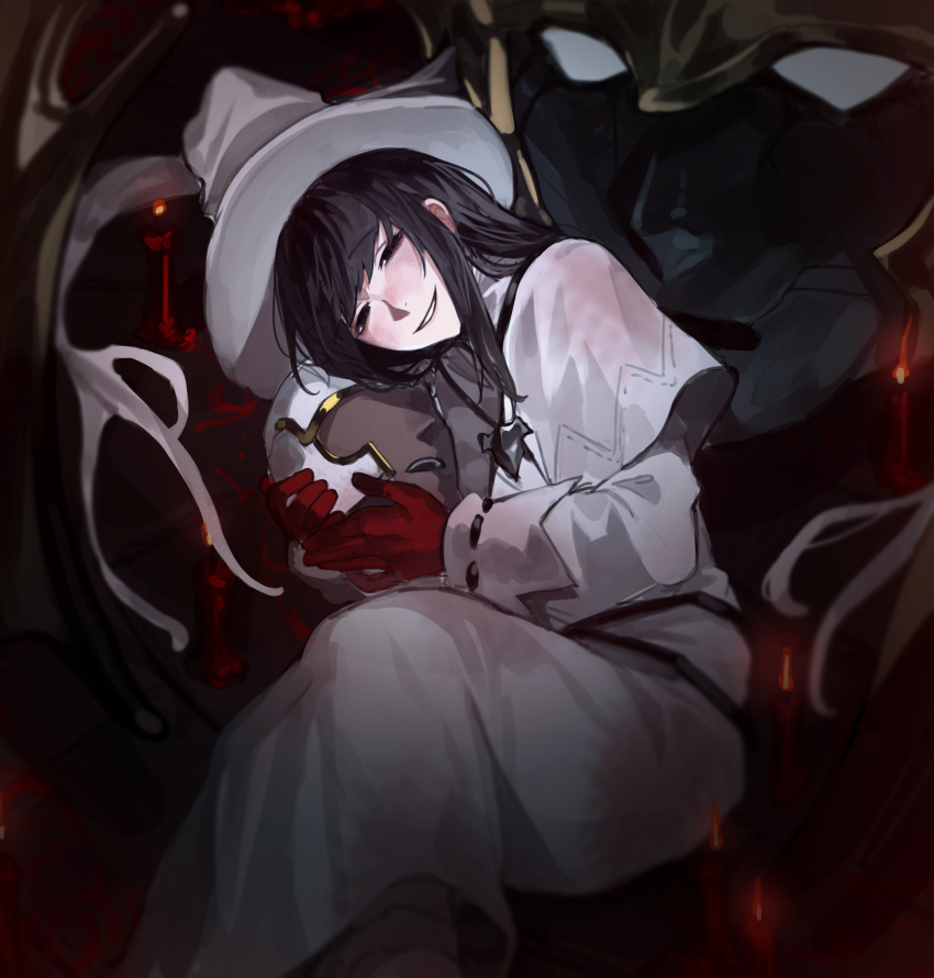 1girl bad_id bad_twitter_id black_eyes black_hair black_skin blank_eyes candle capelet clasp colored_skin crazy_smile edda_blackbosom final_fantasy final_fantasy_xiv from_side gloves half-closed_eyes hat helmet highres holding_detached_head hyur long_sleeves looking_at_viewer medium_hair menbosya_hr open_mouth red_gloves robe severed_head sitting smile white_capelet white_hat white_mage_(final_fantasy) white_robe