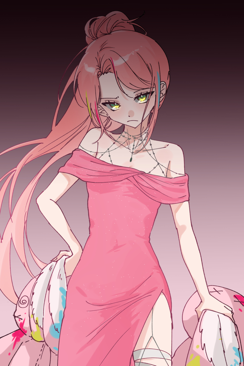 1girl absurdres arm_at_side chacha_(chacha0) closed_mouth commentary_request cowboy_shot curtained_hair dress forehead frown gradient_background green_eyes grey_background hanako_nana hand_on_own_hip high_ponytail highres holding_shawl korean_commentary long_hair multicolored_hair off-shoulder_dress off_shoulder pink_dress pink_hair ponytail shawl side_slit solo standing stellive streaked_hair virtual_youtuber