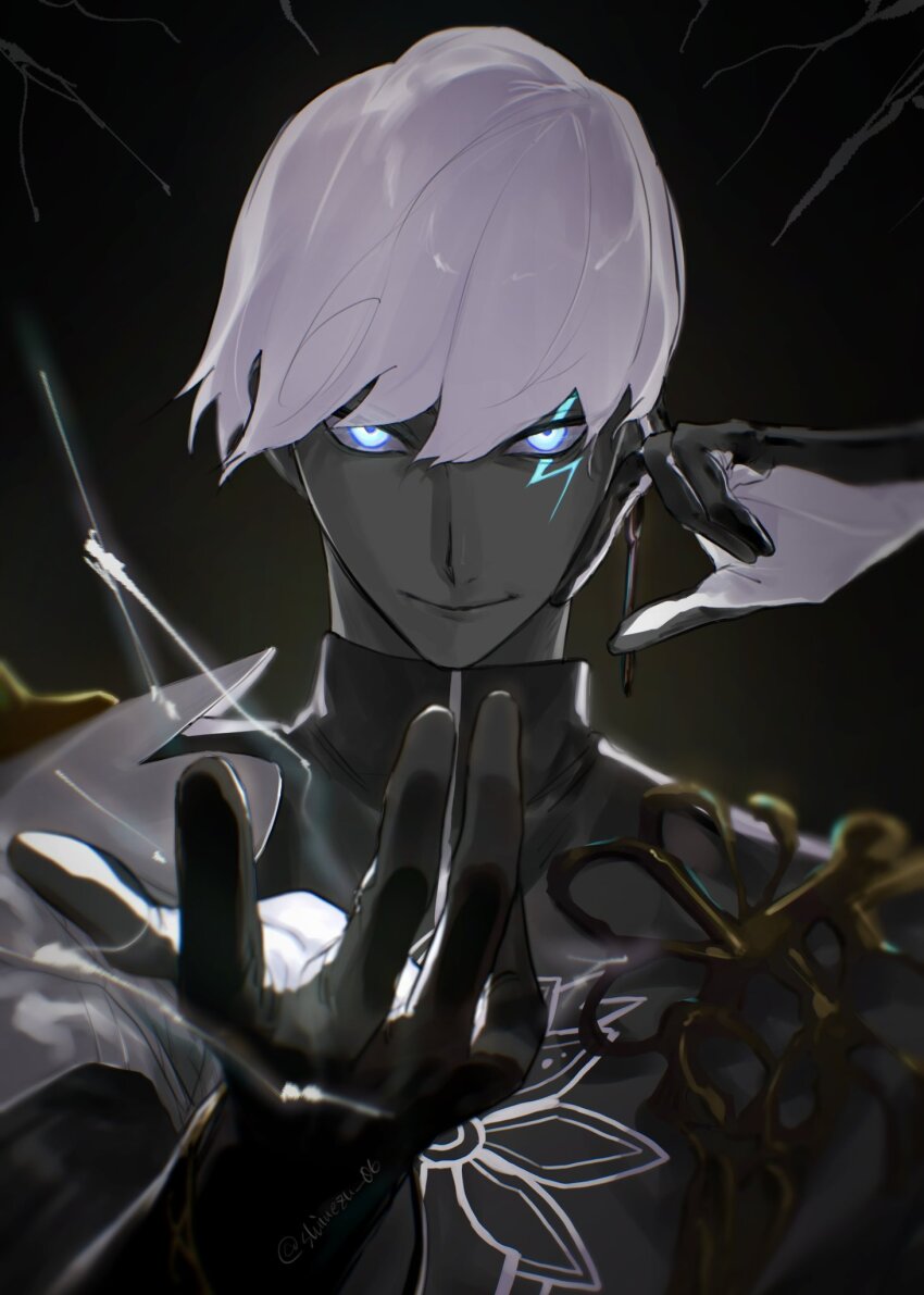 1boy armor beckoning black_shirt blue_eyes colored_skin dark_background earrings fate/grand_order fate_(series) finger_to_face gloves grey_skin highres indra_(fate) jewelry lightning_bolt_facial_mark looking_at_viewer male_focus shimezu_06 shirt short_hair shoulder_armor solo upper_body white_hair