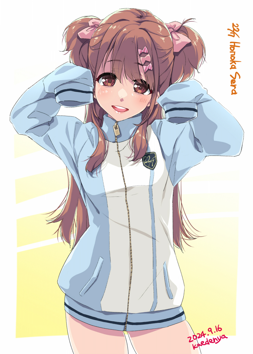1girl 22/7 artist_name border bow brown_eyes brown_hair character_name cowboy_shot dated emblem gradient_background group_name hair_bow hair_ornament highres jacket kisairo_kaede long_hair looking_at_viewer open_mouth outside_border pink_bow sera_honoka sleeves_past_fingers sleeves_past_wrists smile solo standing teeth track_jacket two_side_up upper_teeth_only white_border yellow_background