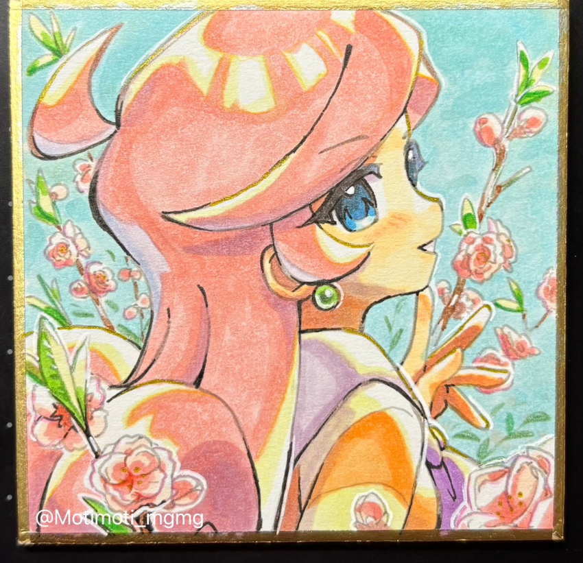 1girl ahoge blue_background blue_eyes border earrings flipped_sidelocks flower from_behind gradient_border grin hand_up happy jewelry light_blush long_hair looking_at_viewer looking_back motimoti_mgmg parted_lips pink_flower pink_hair portrait puyopuyo raffina_(puyopuyo) smile solo traditional_media twitter_username yellow_border