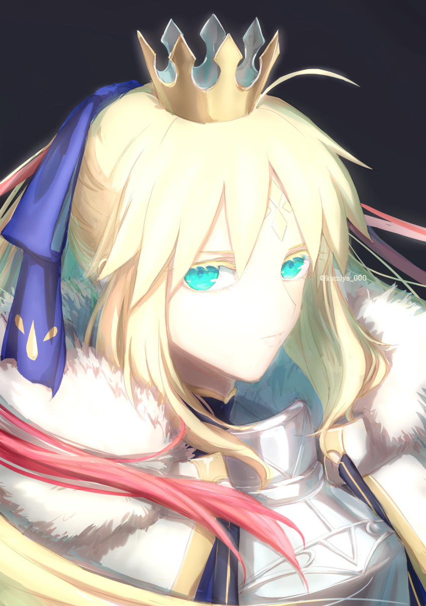 1girl ahoge armor artoria_caster_(fate) artoria_caster_(third_ascension)_(fate) artoria_pendragon_(fate) black_background black_ribbon blonde_hair blue_bow bow closed_mouth collar crown fate/grand_order fate_(series) fur_trim green_eyes hair_bow highres kamiya_(kamiya_000) long_hair ornament ribbon shine twitter_username white_fur