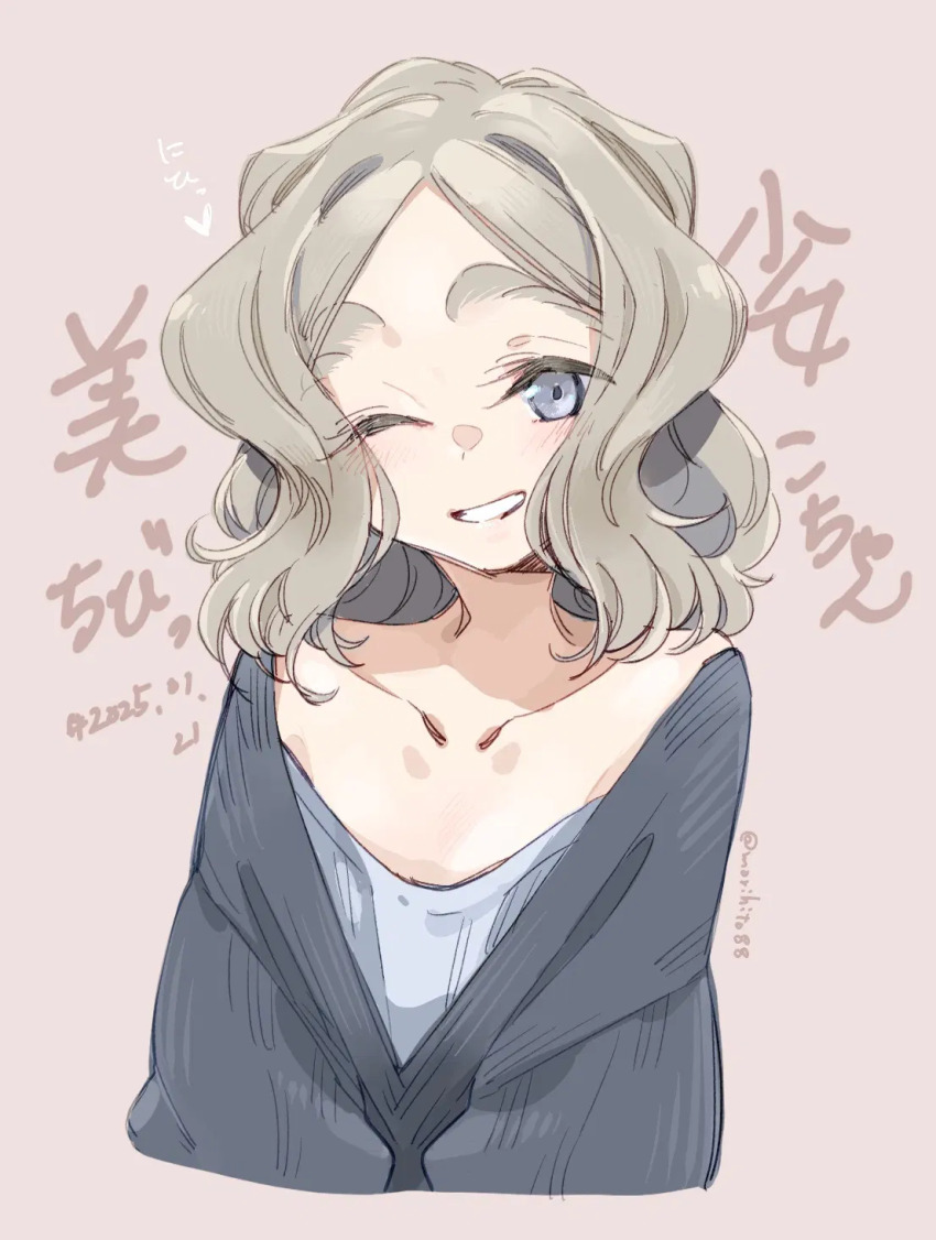 1girl blue_eyes chibikko_(morihito) collarbone cropped_torso dated eyelashes grey_hair grin highres light_blush looking_at_viewer medium_hair misskey.io_username morihito one_eye_closed original parted_bangs simple_background smile solo thick_eyebrows upper_body webp-to-png_conversion