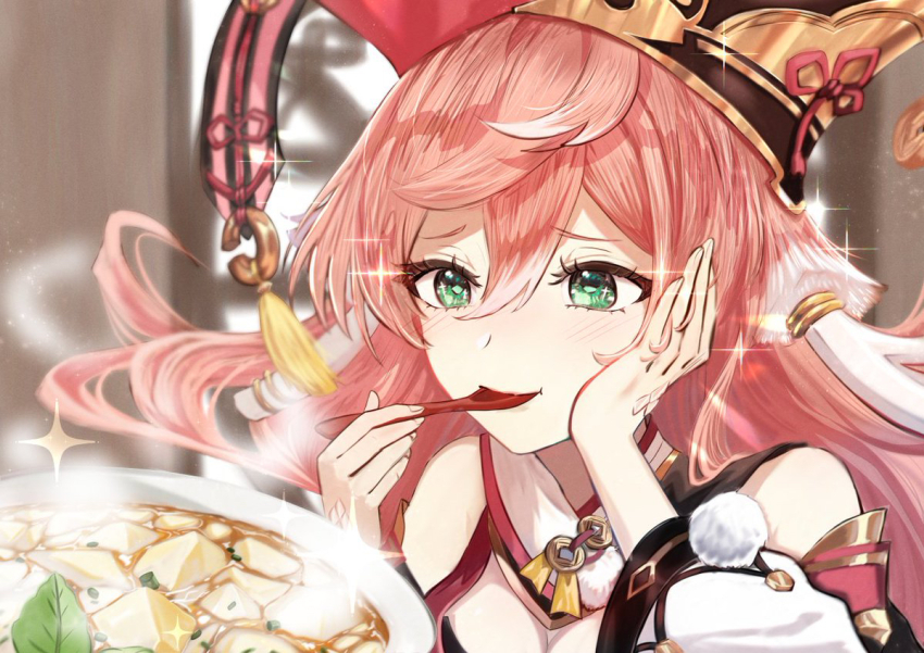 1girl aquact bare_shoulders breasts cleavage commentary_request food genshin_impact green_eyes holding holding_spoon long_hair medium_breasts partial_commentary pink_hair pom_pom_(clothes) red_headwear smile solo soup spoon upper_body yanfei_(genshin_impact)
