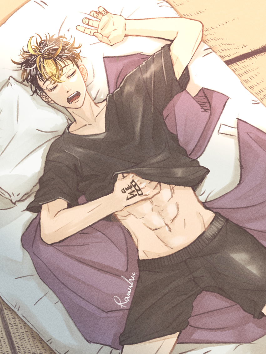 1boy abs artist_name bed black_hair black_shirt black_shorts blanket blonde_hair closed_eyes collarbone commentary_request drooling futon hair_between_eyes hand_tattoo hand_up hanma_shuuji highres indoors lying male_focus messy_hair multicolored_hair navel on_back on_bed open_mouth pillow ramfu shirt short_hair short_sleeves shorts signature sleeping solo stomach streaked_hair t-shirt tatami tattoo teeth tokyo_revengers u_u upper_teeth_only