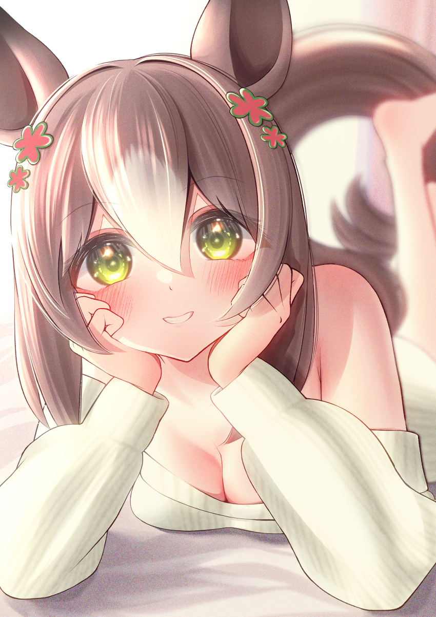 1girl absurdres alternate_costume animal_ears bare_shoulders barefoot blurry blurry_background blush breasts brown_hair cleavage clover_hair_ornament commentary_request feet fine_motion_(umamusume) green_eyes grin hair_between_eyes hair_ornament hands_on_own_cheeks hands_on_own_face head_rest highres horse_ears horse_girl horse_tail legs_up looking_at_viewer lying multicolored_hair off-shoulder_sweater off_shoulder on_stomach ponta_(1859ysmssstsp) short_hair smile solo streaked_hair sweater tail the_pose umamusume white_hair