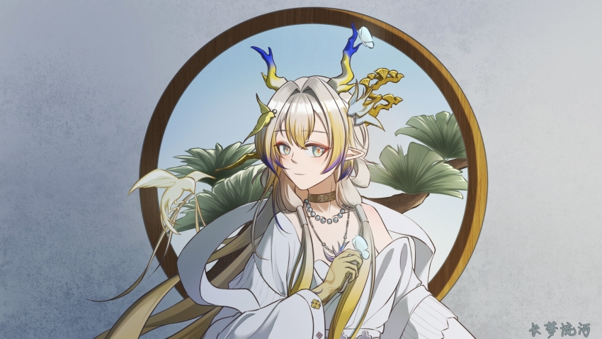1girl ambience_synesthesia arknights bare_shoulders blonde_hair brown_choker chinese_commentary choker closed_mouth collarbone colored_extremities commentary_request dragon_girl dragon_horns dress fengzhengyufeng535 green_eyes grey_dress grey_hair highres holding horns jewelry light_smile long_hair long_sleeves looking_at_viewer multicolored_hair necklace off_shoulder official_alternate_costume pearl_necklace plant pointy_ears purple_hair shu_(arknights) shu_(bingwenyuyou)_(arknights) solo upper_body