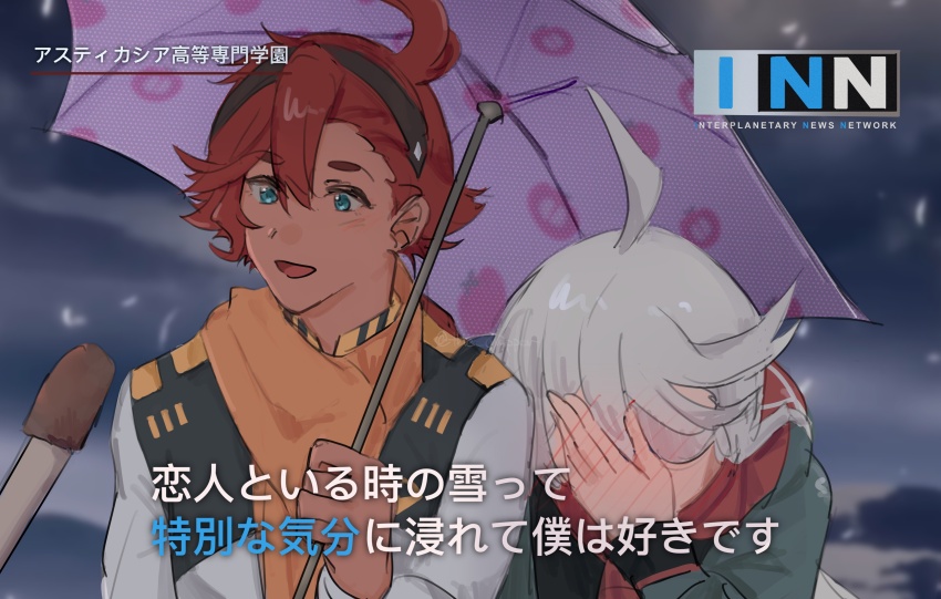2girls absurdres ahoge asticassia_school_uniform black_hairband blue_eyes blush commentary dark-skinned_female dark_skin english_commentary green_jacket grey_hair gundam gundam_suisei_no_majo hairband highres holding holding_umbrella jacket logo long_hair microphone miorine_rembran multiple_girls open_mouth orange_scarf pink_umbrella red_hair scarf school_uniform smile suletta_mercury the_quipper translation_request umbrella white_jacket