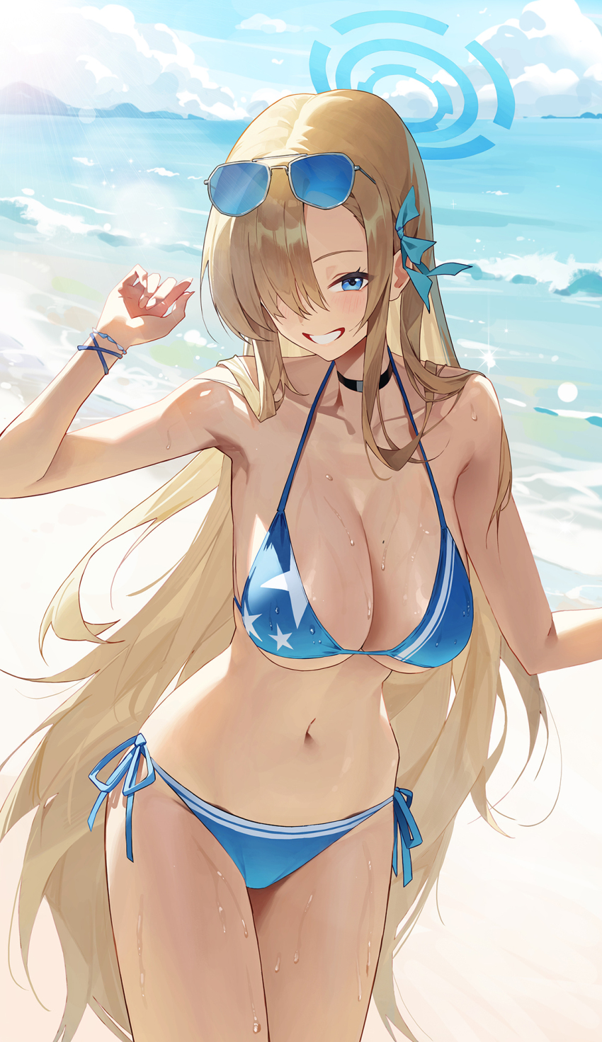 1girl alternate_costume arm_up armpits asuna_(blue_archive) bare_shoulders beach bikini black_choker blonde_hair blue_archive blue_bikini blue_eyes bracelet breasts choker cleavage commentary cowboy_shot day eyewear_on_head grin hair_over_one_eye halo halterneck highres jewelry large_breasts long_hair looking_at_viewer mole mole_on_breast navel outdoors side-tie_bikini_bottom sidelocks smile solo stomach string_bikini sunglasses swimsuit thighs very_long_hair wet yoba