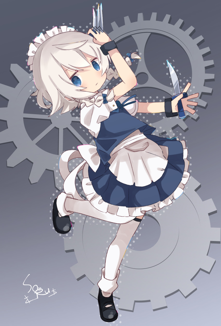 1girl apron between_fingers black_shoes blue_bow blue_eyes bow braid closed_mouth commentary gears grey_hair hair_bow highres holding holding_knife izayoi_sakuya knife knives_between_fingers leg_up long_hair looking_at_viewer maid maid_headdress puffy_short_sleeves puffy_sleeves shoes short_sleeves signature solo soru_(remonntteumai) thighhighs touhou twin_braids waist_apron white_apron white_thighhighs