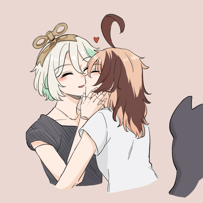 2girls ahoge black_shirt blush brown_hair cecilia_immergreen closed_eyes commentary doll_joints english_commentary fuyuu_seibutsu gigi_murin green_hair hand_on_another&#039;s_face heart highres hololive hololive_english joints kiss multicolored_hair multiple_girls parted_lips pink_background shirt short_sleeves simple_background smile streaked_hair tail upper_body virtual_youtuber white_hair white_shirt winding_key yuri